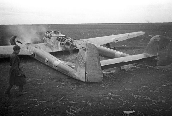 Một máy bay trinh sát của Đức bị bắn hạ trong Trận Stalingrad. - Sputnik Việt Nam