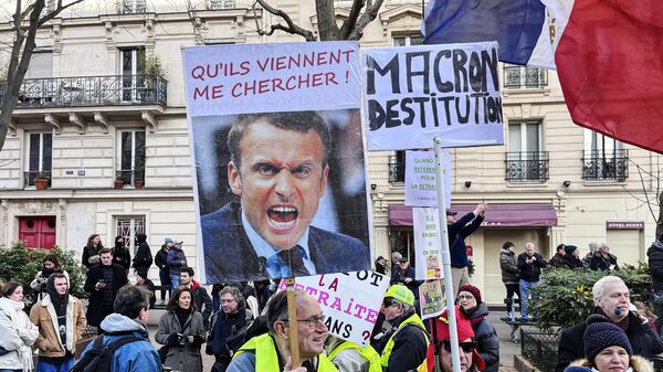 Những người biểu tình ở Paris phản đối tang độ tuổi nghỉ hưu ở Pháp - Sputnik Việt Nam