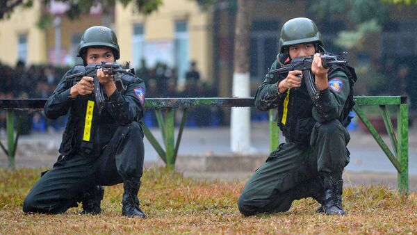 Chiến sĩ lực lượng cảnh sát cơ động thuộc Bộ Công an đang tập luyện. - Sputnik Việt Nam