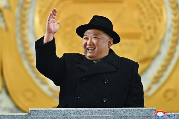 Nhà lãnh đạo Triều Tiên Kim Jong-un tại cuộc duyệt binh kỷ niệm 75 năm ngày thành lậpQuân đội Nhân dân Triều Tiênở Bình Nhưỡng. - Sputnik Việt Nam