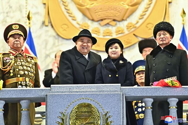 Nhà lãnh đạo Triều Tiên Kim Jong-un tại cuộc duyệt binh kỷ niệm 75 năm ngày thành lập Quân đội Nhân dân Triều Tiênở Bình Nhưỡng. - Sputnik Việt Nam