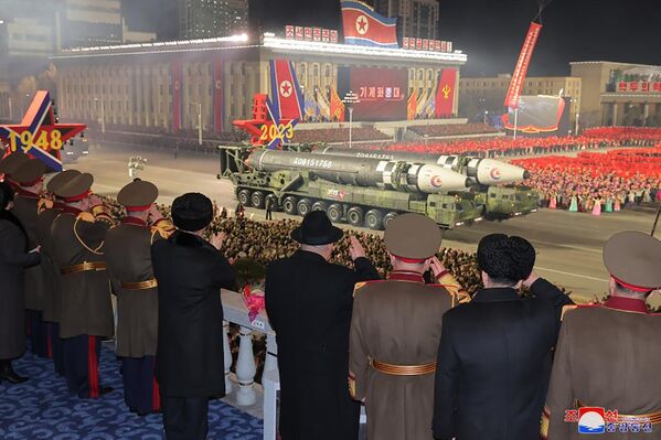 Cuộc duyệt binh đánh dấu kỷ niệm 75 năm ngày thành lập Quân đội Nhân dân Triều Tiênở Bình Nhưỡng. - Sputnik Việt Nam