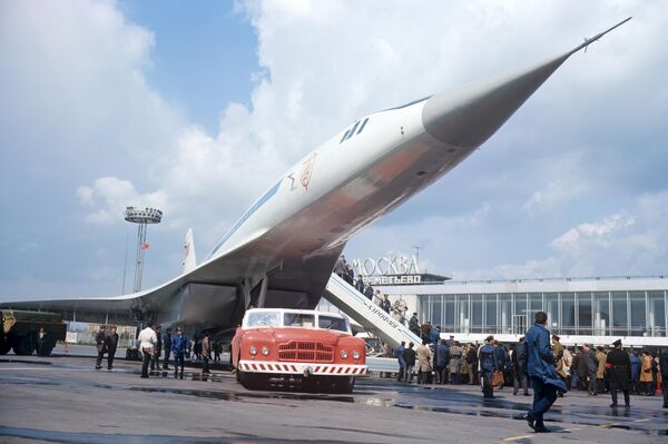 Máy bay siêu thanh chở khách Tu-144, được thiết kế tại Phòng Thử nghiệm của Andrei Tupolev (nay là công ty Cổ phần đại chúng «Tupolev PJSC» trong thành phần Liên hiệp Tập đoàn Thống nhất Chế tạo máy bay - United Aircraft Corporation), tại sân bay Sheremetyevo (nay là phi trường quốc tế Sheremetyevo mang tên A. S. Pushkin). Ngày 5 tháng 6 năm 1969 lần đầu tiên trong lịch sử hàng không Tu-144 chở khách vượt qua rào cản âm thanh. - Sputnik Việt Nam