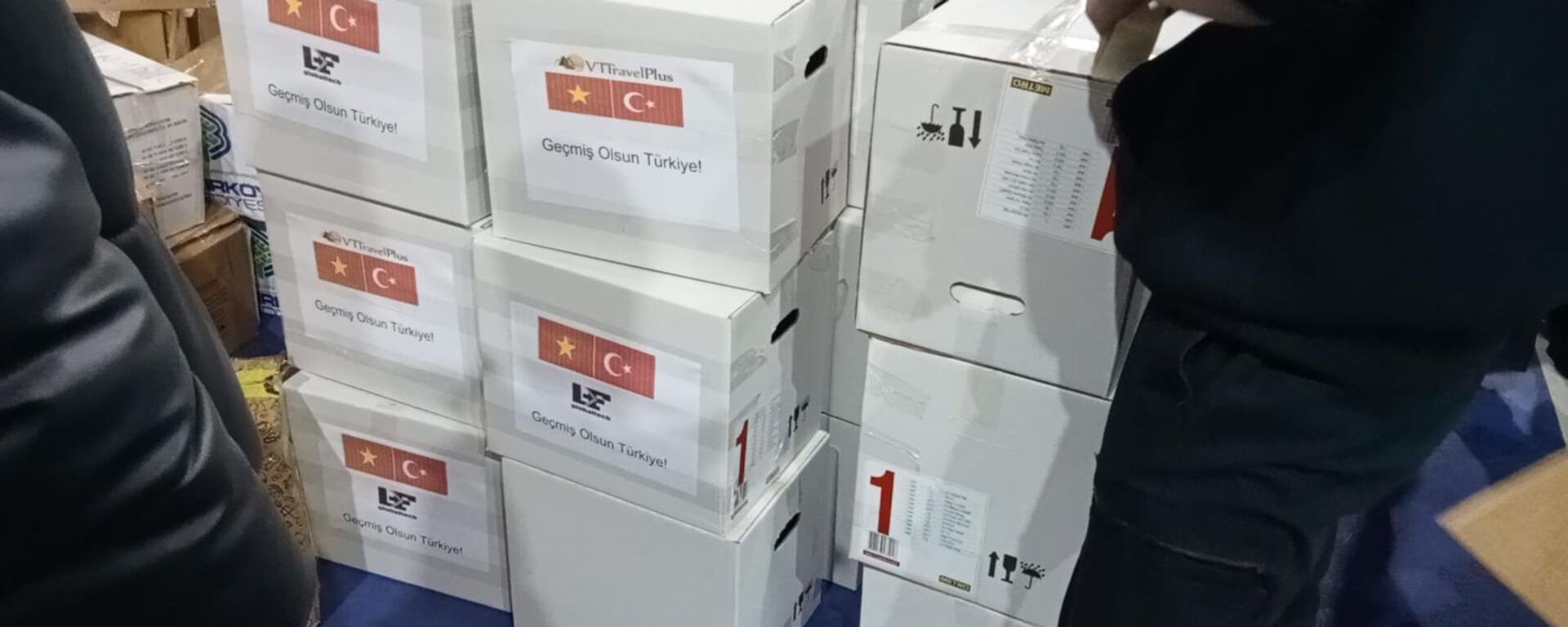 Các thùng hàng đều in quốc kỳ của Việt Nam và Thổ Nhĩ Kỳ đặt cạnh nhau cùng dòng chữ đầy xúc động: 'Sớm khỏe lại nhé Thổ Nhĩ Kỳ!' (Gegmis Olsun Türkiye) - Sputnik Việt Nam, 1920, 22.02.2023