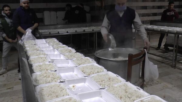 Bếp từ thiện cung cấp hàng nghìn bữa ăn cho các nạn nhân động đất ở Syria - Sputnik Việt Nam