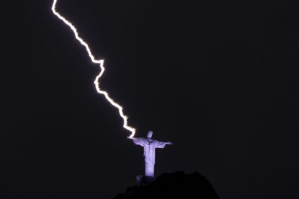 Sét đánh vào cánh tay của tượng Chúa Cứu thế ở Rio de Janeiro. - Sputnik Việt Nam