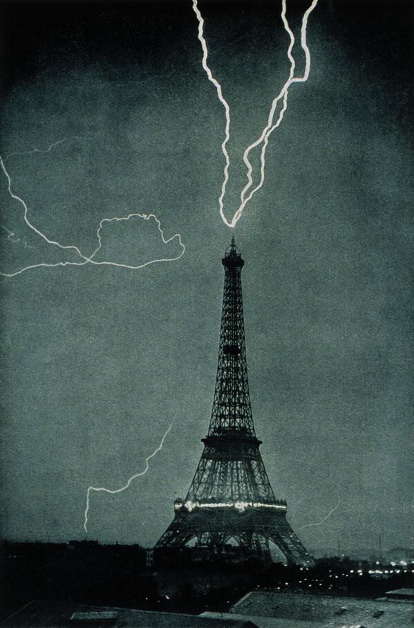 Sét đánh vào tháp Eiffel năm 1902. - Sputnik Việt Nam