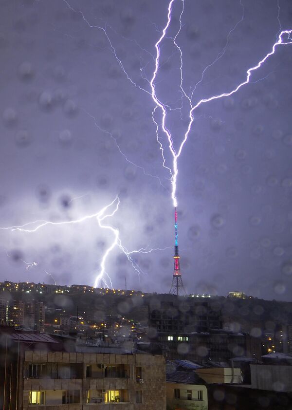 Sét đánh vào tháp truyền hình ở Erevan. - Sputnik Việt Nam