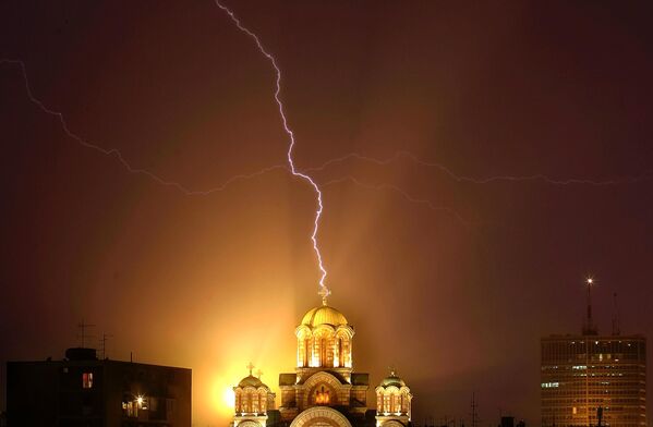 Sét đánh Nhà thờ St. Mark ở Belgrade. - Sputnik Việt Nam