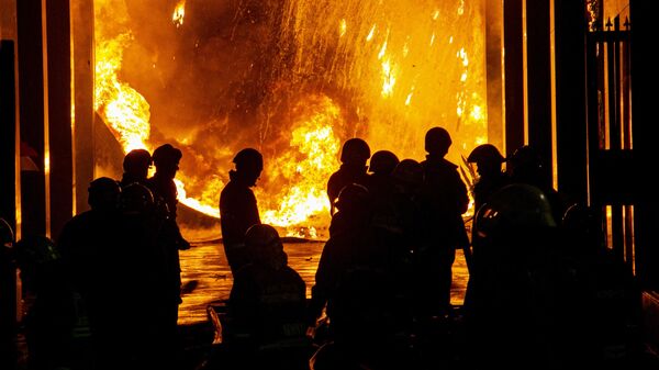 Lính cứu hỏa dập tắt đám cháy ở Jakarta, Indonesia - Sputnik Việt Nam