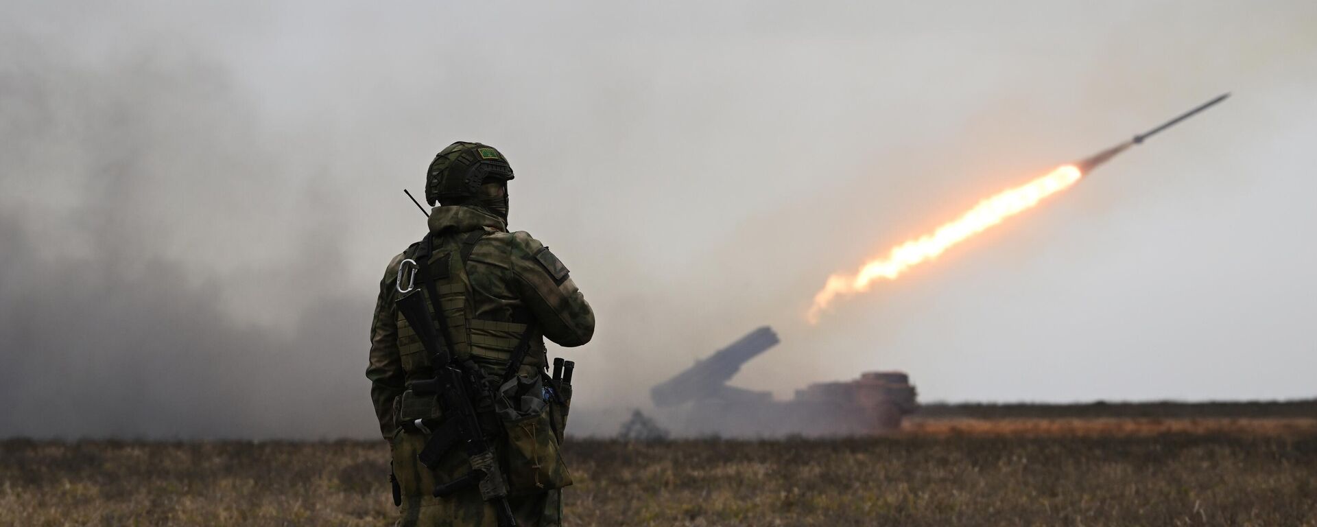 Chiến sĩ đội pháo binh điều khiển hệ thống phóng tên lửa đa nòng Uragan (MLRS) của Lực lượng Vũ trang Nga  đánh vào các vị trí của Lực lượng Vũ trang Ukraina ở khu vực phía nam chiến dịch quân sự đặc biệt. - Sputnik Việt Nam, 1920, 04.06.2024
