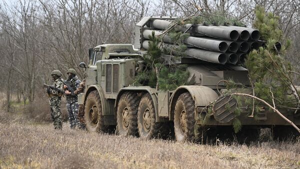 Thành viên kíp pháo binh điều khiển hệ thống tên lửa phóng loạt Uragan (MLRS) của Lực lượng Vũ trang Nga  đánh vào các vị trí của Lực lượng Vũ trang Ukraina ở khu vực phía nam chiến dịch quân sự đặc biệt. - Sputnik Việt Nam