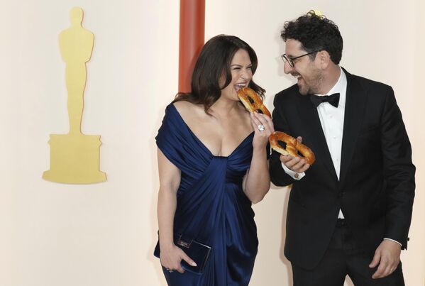 Nữ diễn viên Katie Lowes và nam diễn viên Adam Shapiro trước lễ trao giải Oscar lần thứ 95 tại Los Angeles. - Sputnik Việt Nam