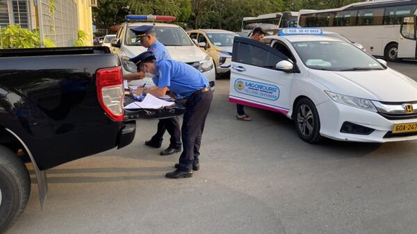 Tài xế của hãng taxi Saigontourist bị Thanh tra giao thông xử phạt.  - Sputnik Việt Nam