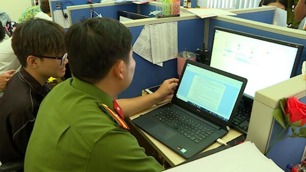 Lực lượng Công an khám xét Chi nhánh Công ty trách nhiệm hữu hạn Luật Thế hệ trẻ (Phường 15, quận Tân Bình). - Sputnik Việt Nam
