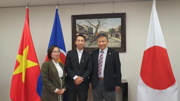 TS. Vũ Thùy Linh cùng Giám đốc Công ty thủy sản Mitsui Suisan tại ĐSQ Việt Nam tại Nhật Bản - Sputnik Việt Nam