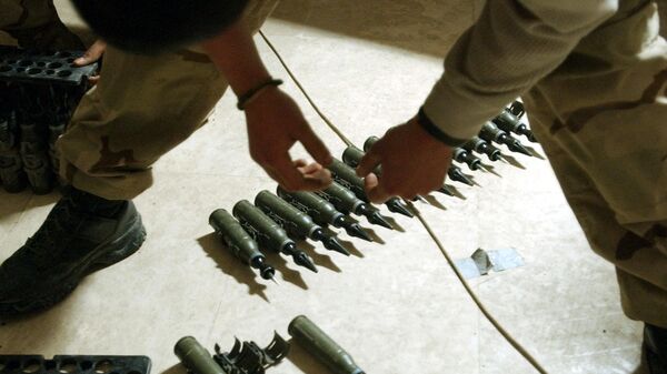 Một người lính Mỹ đếm số đạn uranium nghèo tại một căn cứ ở Tikrit, Iraq, năm 2004. - Sputnik Việt Nam