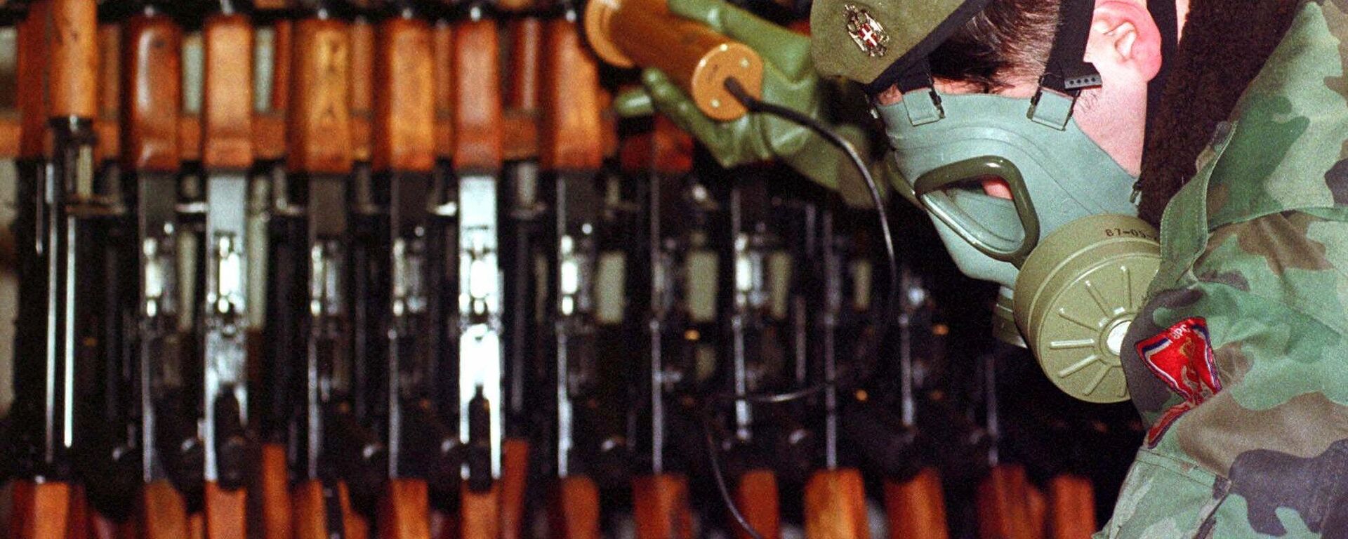 Một binh sĩ quân đội người Serb ở Bosnia đo mức độ phóng xạ trên vũ khí và thiết bị quân sự tại một nhà máy quân sự ở thị trấn Bratunac phía đông Bosnia. - Sputnik Việt Nam, 1920, 23.03.2023