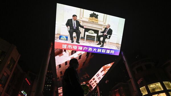 Tin tức về chuyến thăm Nga của Chủ tịch Trung Quốc Tập Cận Bình trên màn hình lớn ở Bắc Kinh - Sputnik Việt Nam