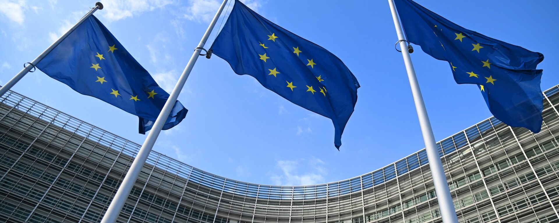 Những lá cờ có biểu tượng của Liên minh châu Âu tại tòa nhà của Ủy ban châu Âu ở Brussels - Sputnik Việt Nam, 1920, 24.06.2023