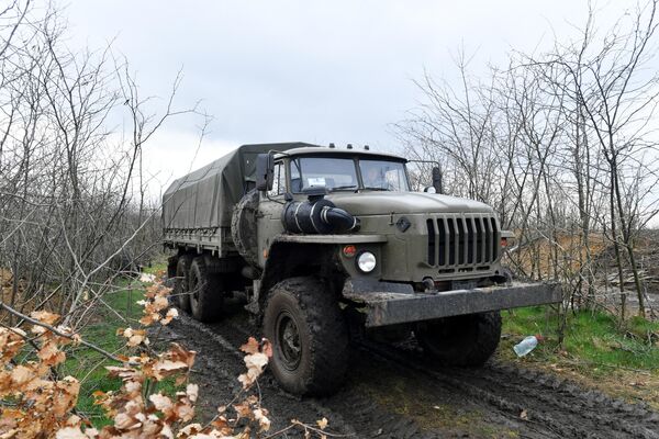 Chiếc xe Ural tại vị trí của lính huy động từ tỉnh Kaluga ở phía Nam vùng chiến dịch quân sự đặc biệt. - Sputnik Việt Nam