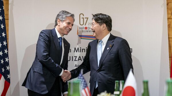 Ngoại trưởng Hoa Kỳ Antony Blinken và Ngoại trưởng Nhật Bản Yoshimasa Hayashi tại cuộc gặp của các Bộ trưởng Ngoại giao G7 ở Karuizawa, Nhật Bản. - Sputnik Việt Nam