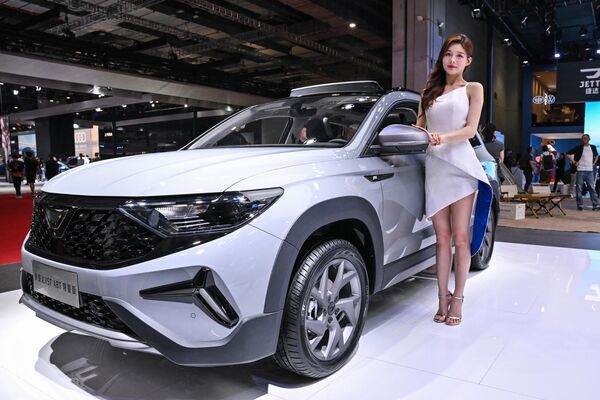 Người mẫu cạnh xe hơi VS7 ABT tại Triển lãm ô tô quốc tế Thượng Hải 2023. - Sputnik Việt Nam
