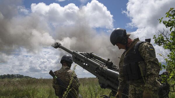 Lính Ukraina khai hỏa từ lựu pháo M777. - Sputnik Việt Nam