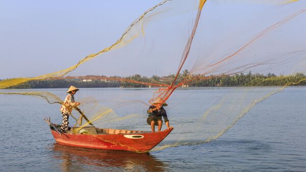 Một người đàn ông Việt Nam câu cá ở sông Thu Bồn gần Hội An, Việt Nam - Sputnik Việt Nam