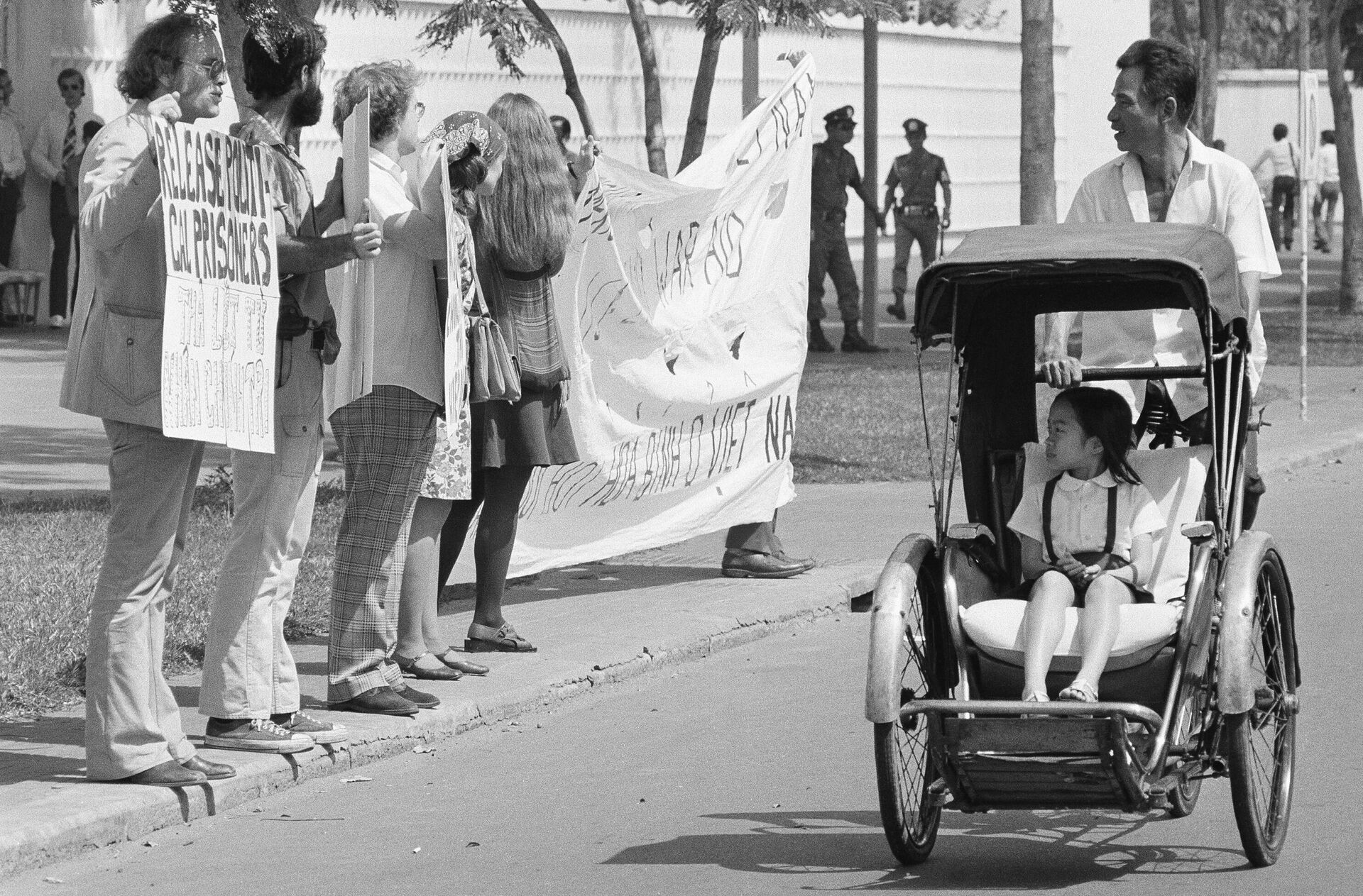 Biểu tình phản chiến trước tòa Đại sứ Mỹ ở Sài Gòn. - Sputnik Việt Nam, 1920, 31.05.2024