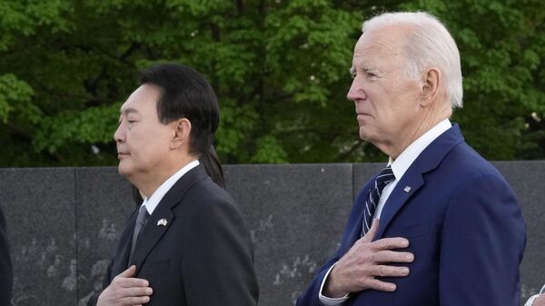 Tổng thống Hàn Quốc Yoon Suk Yeol và Tổng thống Mỹ Joe Biden - Sputnik Việt Nam