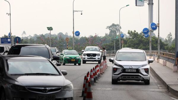 Lực lượng ANHK phân làn giao thông để tránh ùn tắc tại sảnh nhà ga đi T1 sân bay Nội Bài - Sputnik Việt Nam