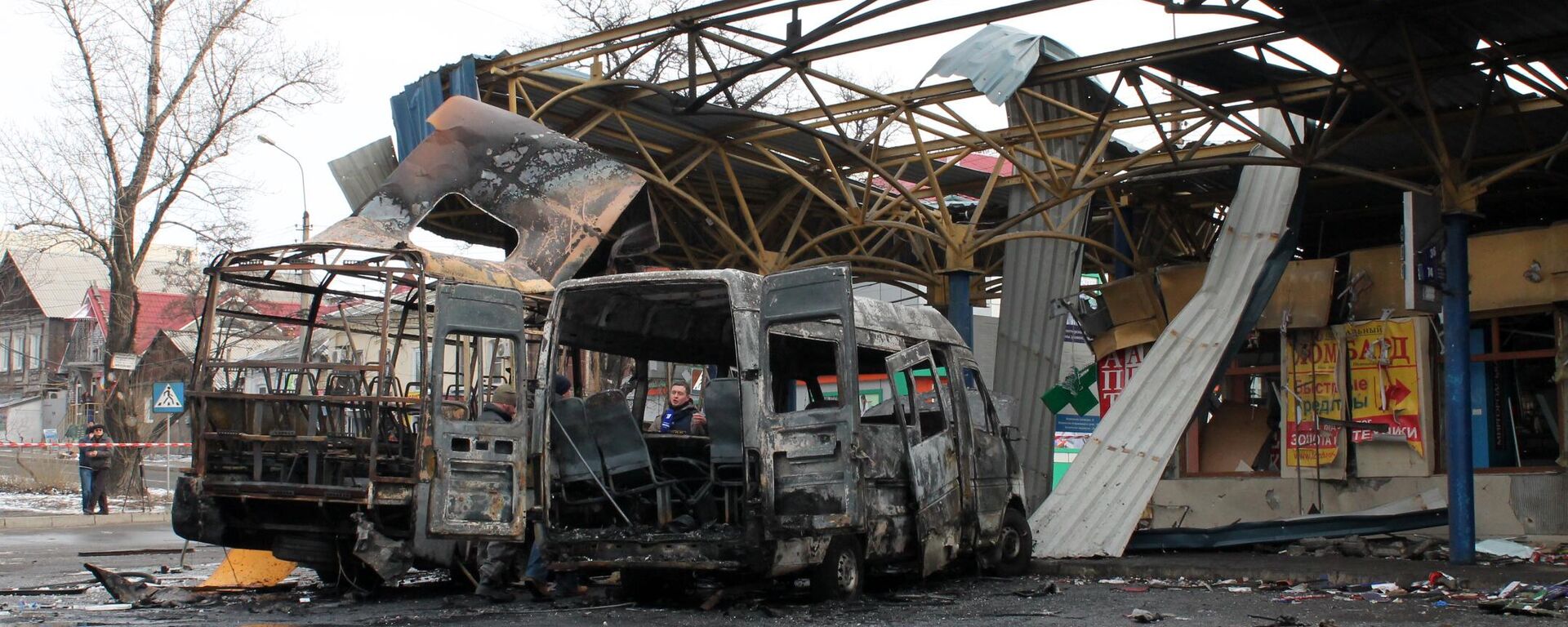 Сhiếc xe buýt và taxi tuyến bị hư hại do pháo kích tại một trạm xe buýt ở thành phố Donetsk. - Sputnik Việt Nam, 1920, 02.01.2024