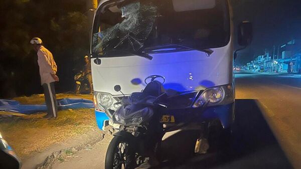 Chiếc xe ôtô khách 30 chỗ ngồi bị T. trộm và gây tai nạn. - Sputnik Việt Nam