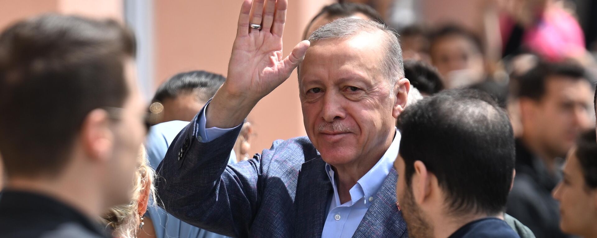 Tổng thống Thổ Nhĩ Kỳ Recep Tayyip Erdogan tại điểm bỏ phiếu trong cuộc bỏ phiếu trong cuộc tổng tuyển cử ở Istanbul - Sputnik Việt Nam, 1920, 29.05.2023