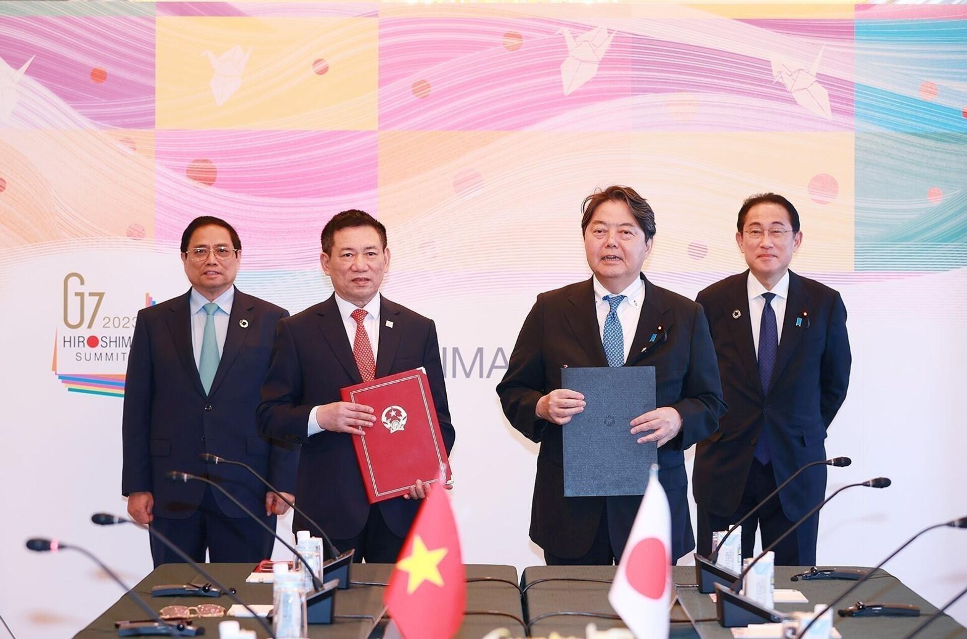 Thủ tướng Phạm Minh Chính và Thủ tướng Nhật Bản Fumio Kishida chứng kiến trao đổi văn kiện ký kết các văn bản hợp tác ODA thế hệ mới - Sputnik Việt Nam, 1920, 21.05.2023