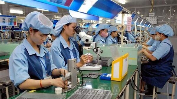 Nhân viên làm việc tại nhà máy ở Việt Nam - Sputnik Việt Nam