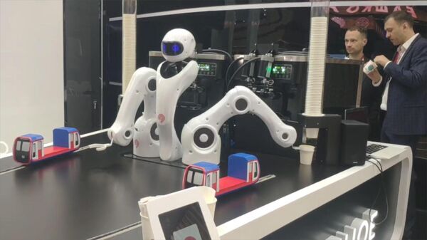 Robot phục vụ kem khác thường được trưng bày tại SPIEF 2023 - Sputnik Việt Nam