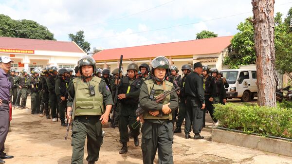 Cảnh sát Cơ động, Cảnh sát đặc nhiệm, Công an tỉnh Đắk Lắk, lực lượng đặc nhiệm Quân khu 5 phối hợp triển khai phương án vây bắt các đối.  - Sputnik Việt Nam