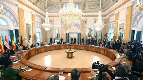 Cuộc gặp của Tổng thống Putin với phái đoàn châu Phi diễn ra ở Cung điện Cung điện Konstantinovsky ở ngoại ô St. Petersburg - Sputnik Việt Nam