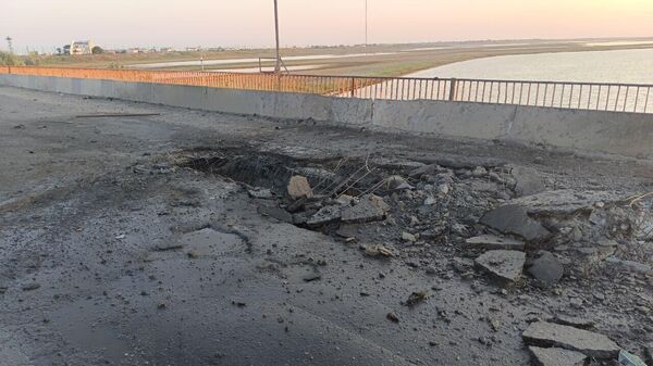 Lực lượng Vũ trang Ukraina đã tấn công các cây cầu trên biên giới hành chính giữa tỉnh Kherson và Crưm ở gần Chongar, khiến nền đường bị hư hại - Sputnik Việt Nam