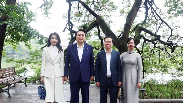 Chủ tịch nước Võ Văn Thưởng và Tổng thống Hàn Quốc Yoon Suk Yeol tham quan danh thắng hồ Hoàn Kiếm - Sputnik Việt Nam