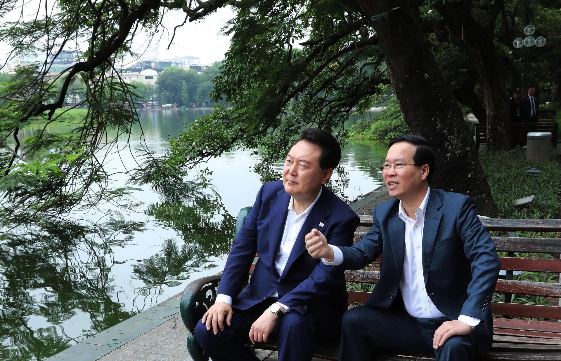 Chủ tịch nước Võ Văn Thưởng và Tổng thống Hàn Quốc Yoon Suk Yeol tham quan danh thắng hồ Hoàn Kiếm - Sputnik Việt Nam, 1920, 24.06.2023