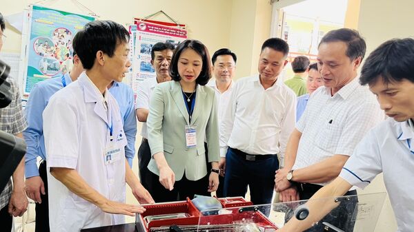 Đoàn công tác kiểm tra tại điểm thi THPT Phú Xuyên A (huyện Phú Xuyên). - Sputnik Việt Nam