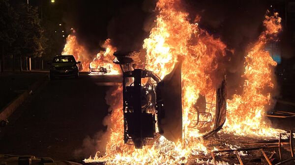 Những chiếc xe bị đốt trong bạo loạn ở Nanterre, Pháp - Sputnik Việt Nam