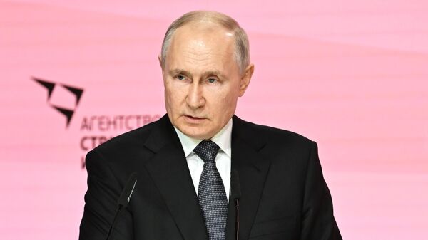 Tổng thống Nga Vladimir Putin phát biểu tại phiên họp toàn thể của diễn đàn Ý tưởng mạnh mẽ cho thời đại mới 2023 ở Moskva. - Sputnik Việt Nam