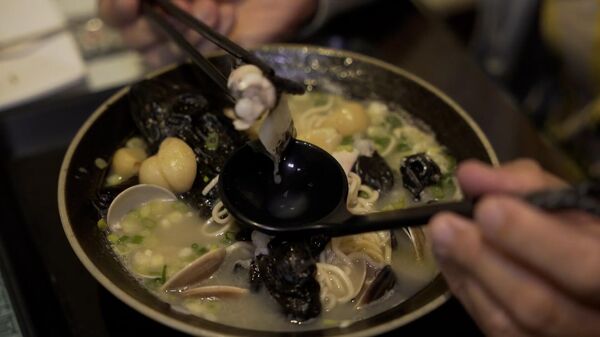 Nguyên con mới ngon! Nhà hàng Đài Loan phục vụ ramen ếch nguyên con siêu độc lạ - Sputnik Việt Nam