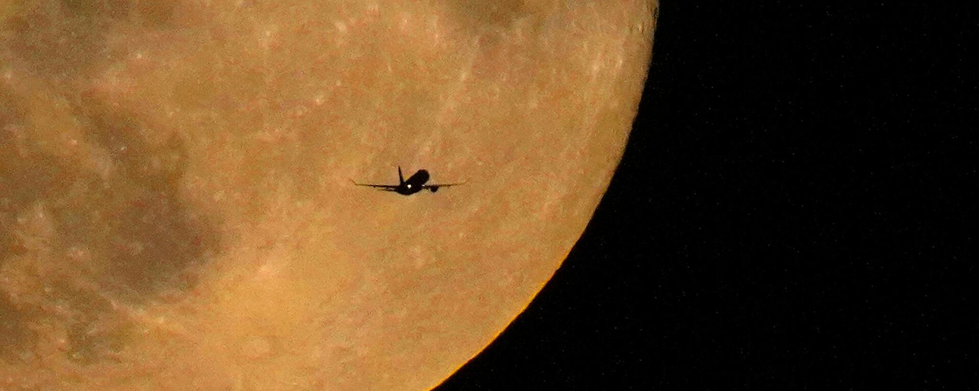 Siêu trăng tháng 7 năm 2023 trên bầu trời nước Mỹ.
 - Sputnik Việt Nam, 1920, 15.04.2024