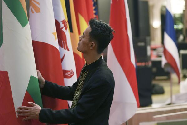 Chuẩn bị cờ các nước tại Hội nghị thượng đỉnh ASEAN tại Jakarta. - Sputnik Việt Nam