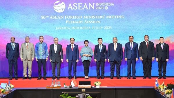 Các Bộ trưởng Ngoại giao ASEAN và Tổng thư ký ASEAN chụp ảnh chung. - Sputnik Việt Nam